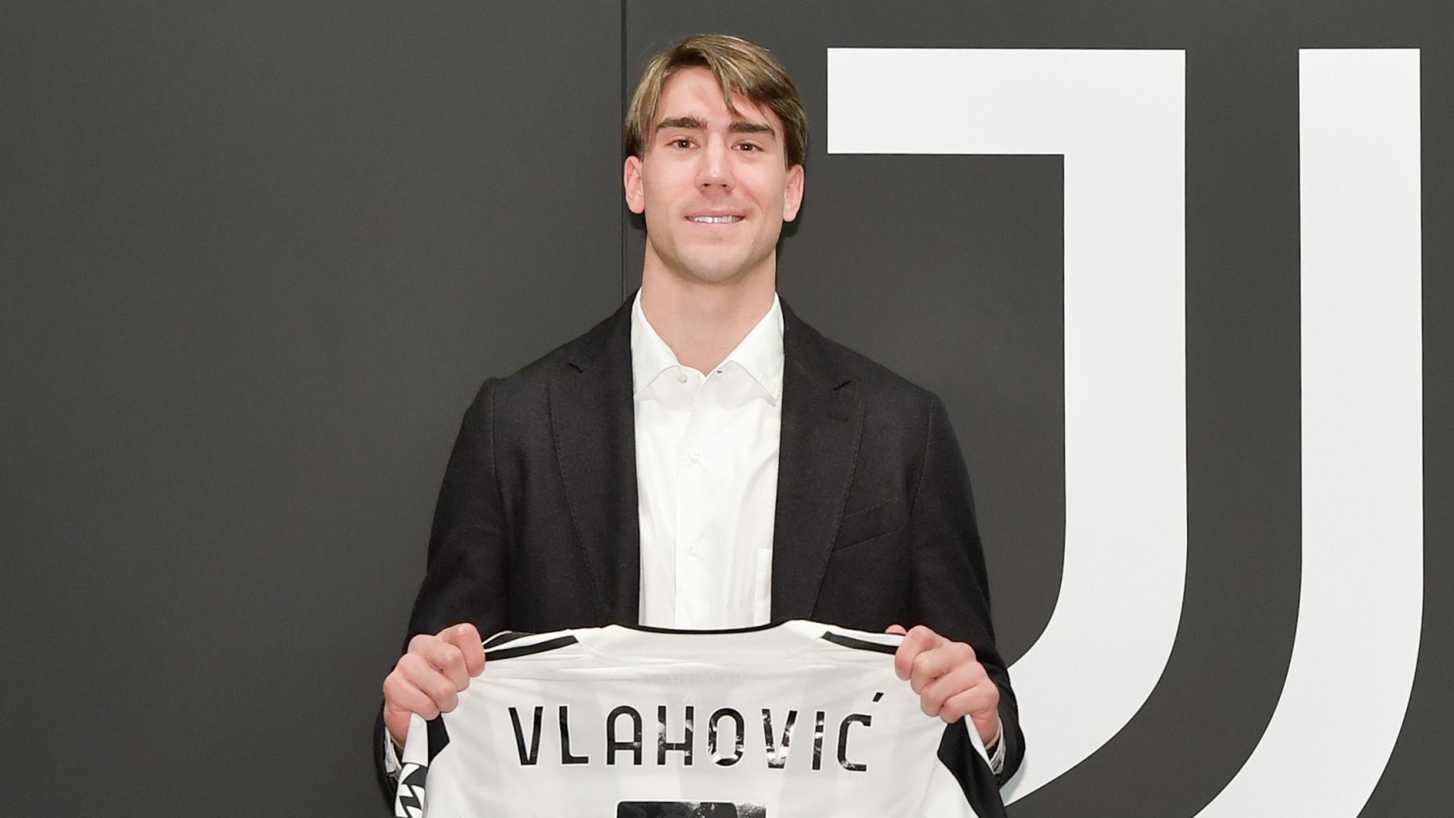 Latest Transfer Market News: Dusan Vlahovic signs for FC Barcelona
